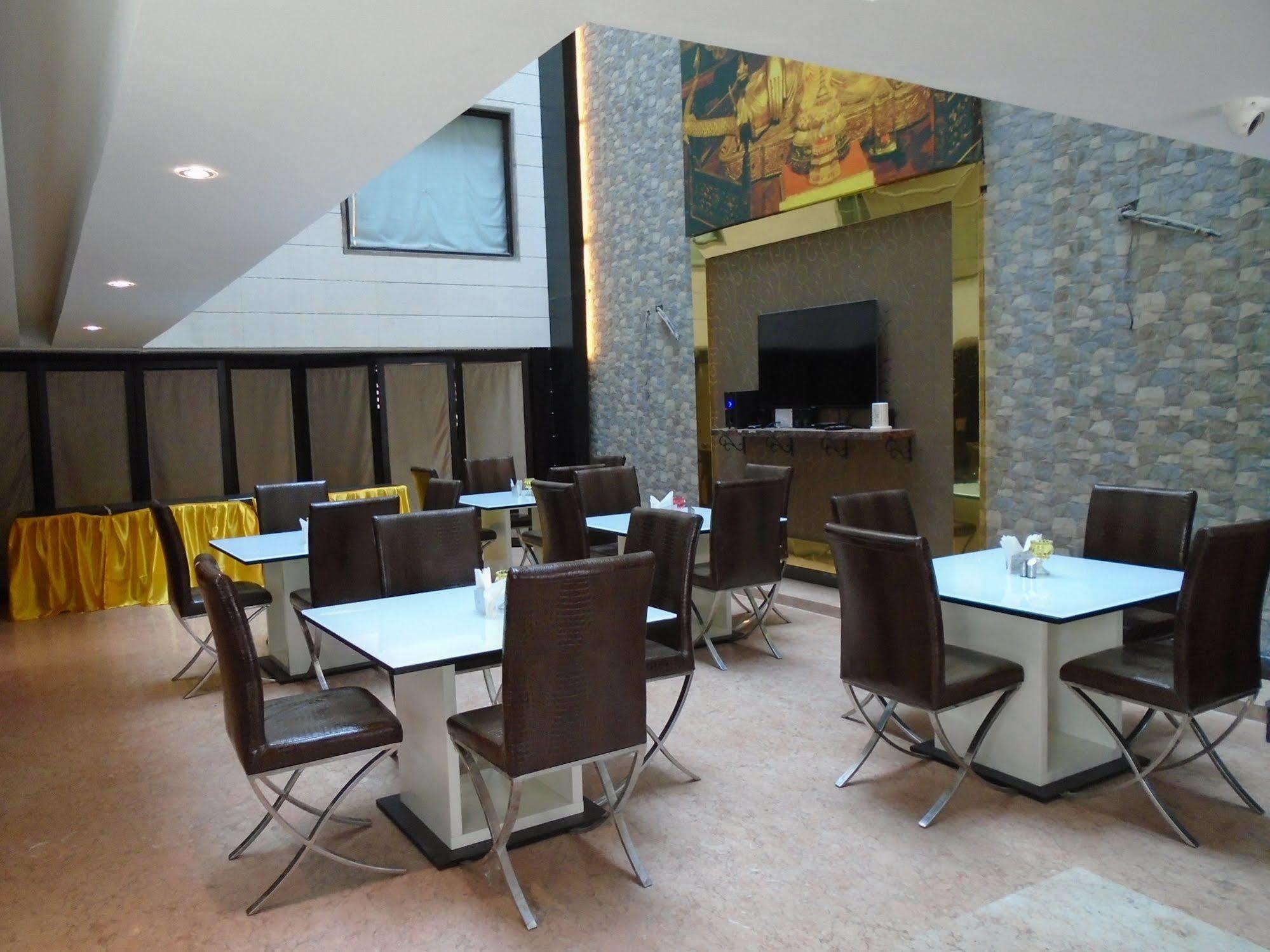Hotel Gold Souk - Karol Bagh Дели Экстерьер фото