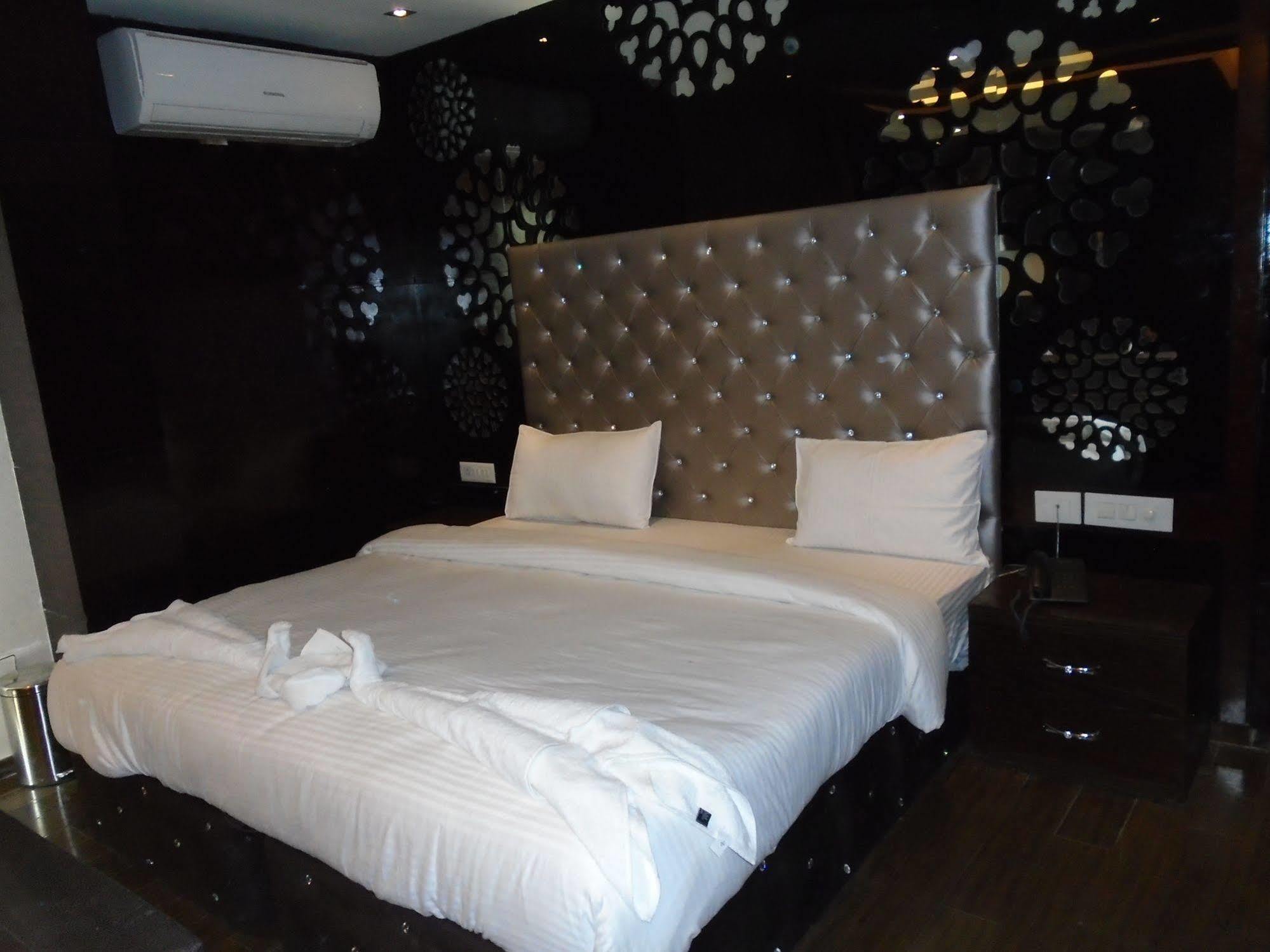 Hotel Gold Souk - Karol Bagh Дели Экстерьер фото