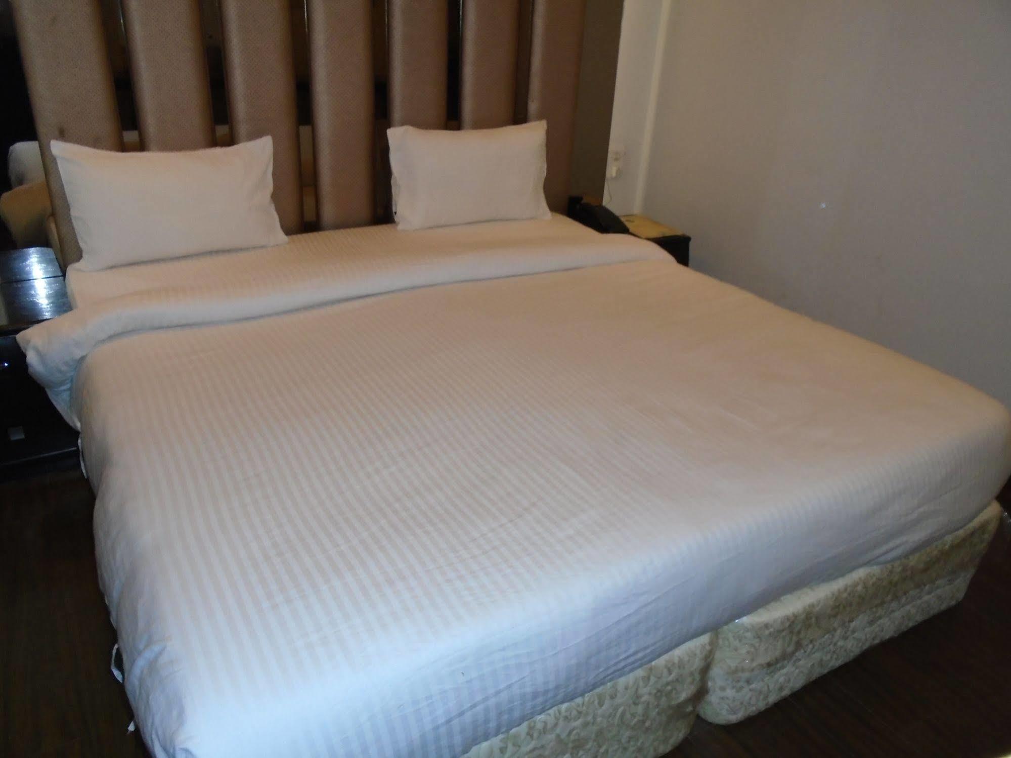 Hotel Gold Souk - Karol Bagh Дели Экстерьер фото