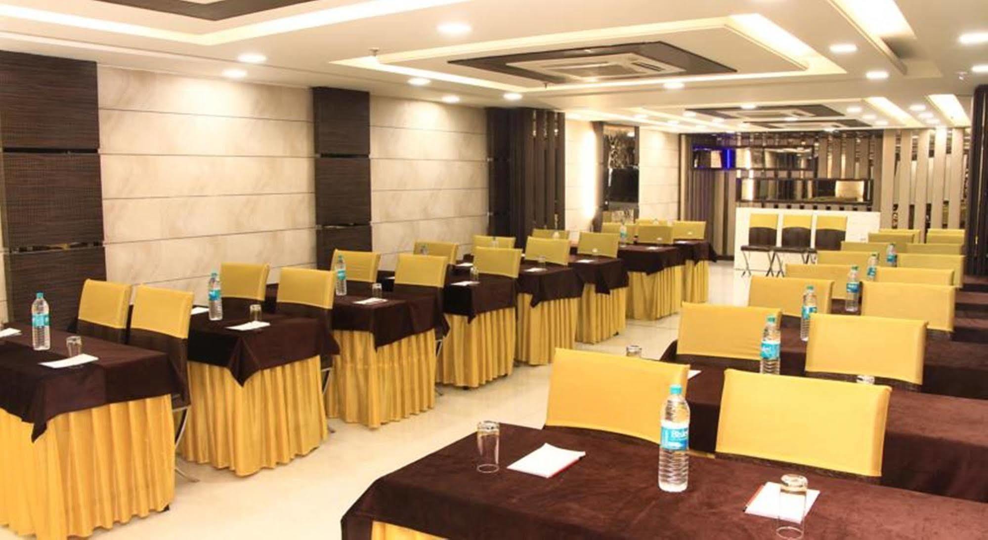 Hotel Gold Souk - Karol Bagh Дели Экстерьер фото
